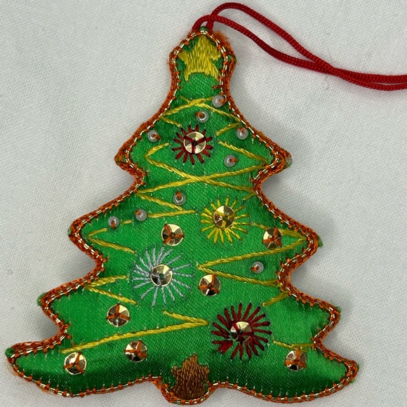 Set of 7 vintage Christmas ornaments Mix, 2 of them shiny bright. - Picture 6 of 11